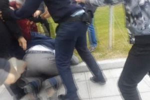 Vatandaş, polise vuran zanlıyı lin&ccedil; etmeye &ccedil;alıştı