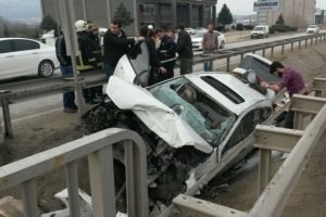 Bursa'da bariyerlere saplanan otomobilden sağ &ccedil;ıktı