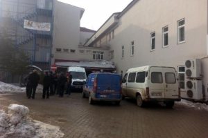 Anne ve babasını av t&uuml;feğiyle &ouml;ld&uuml;rd&uuml;!