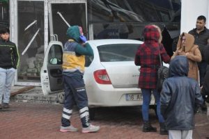Bursa'da kontrolden &ccedil;ıkan otomobil işyerine daldı