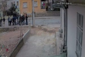 Adana'da Suriyelilerin taşlı, sopalı kavgası kamerada