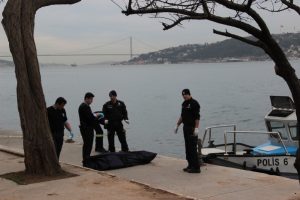 İstanbul &Uuml;sk&uuml;dar a&ccedil;ıklarında denizden ceset &ccedil;ıktı
