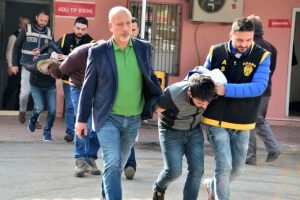 G&uuml;nd&uuml;z d&ouml;şedikleri kabloları gece &ccedil;aldılar
