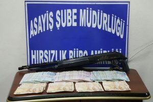 Arkadaşlarıyla birlikte kocasının 63 bin lirasını dolandırdı