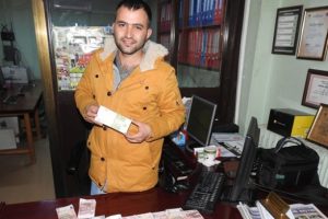 Poşet dolusu para buldu, sahibini ararken sahte olduğunu &ouml;ğrendi