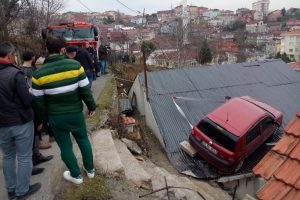 İstanbul'da kadın s&uuml;r&uuml;c&uuml; fren yerine gaza basınca...