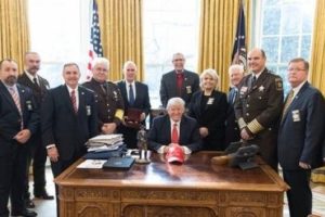 Donald Trump 12 şerifi Beyaz Saray'da ağırladı