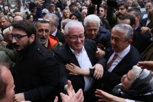 Sefa Sirmen tahliye oldu, İzmit'te coşkuyla karşılandı