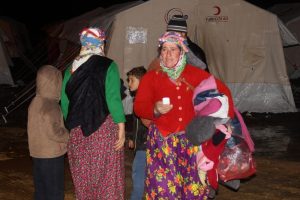 Depremzedeler hayvanlarından ayrılmak istemediler