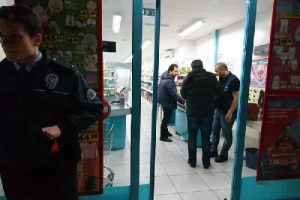 Hırsız kasada para bulamayınca k&uuml;fredip ka&ccedil;tı