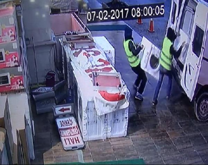 G&uuml;nd&uuml;z vakti yapılan beyaz eşya hırsızlığı kamerada