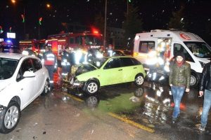 &Ouml;nce aydınlatma direğine sonra otomobile &ccedil;arptı: 8 yaralı
