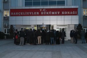 Yeni &ccedil;ipli kimlik kartı i&ccedil;in geceden sıraya girdiler