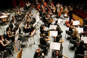 &Uuml;nl&uuml; orkestra şefi ihra&ccedil; edildi! Bursa'dan da isimler var