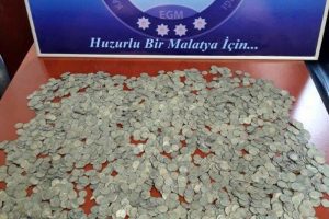 Şahsın &uuml;zerinde 3 bin 500 tarihi sikke ele ge&ccedil;irildi