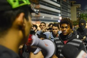 Brezilya'da halk greve giden polisi protesto etti