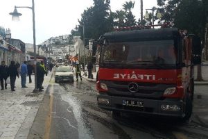 Yanan otomobili esnaf s&ouml;nd&uuml;rd&uuml;