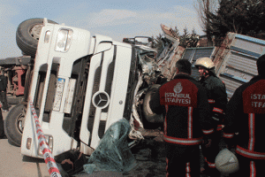 Kontrolden &ccedil;ıkan tır kamyonu ezdi: 2 yaralı