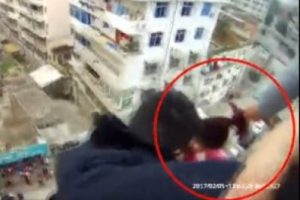 &Ouml;l&uuml;me atladı! Sa&ccedil;larından tutup kurtardı
