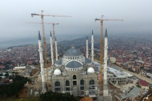 &Ccedil;amlıca Camii 'alem' ile ta&ccedil;landırıldı