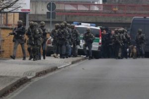 Almanya'da bomba alarmı! "&Ccedil;antamda patlayıcı var"