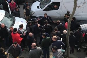 Polise saldıran uyuşturucu tacirlerini lin&ccedil;ten polis kurtardı