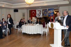 Bursa Demirtaş Rotary Kul&uuml;b&uuml;'nden Behi&ccedil; Ak'a &ouml;d&uuml;l