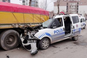 Polis aracı tıra &ccedil;arptı: 1 polis yaralı