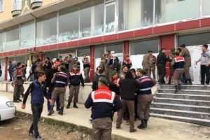 Maaşlarını alamayan iş&ccedil;iler, at&ouml;lyedeki haczi engellemeye &ccedil;alıştı