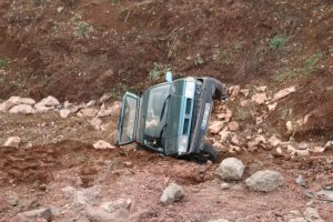 Virajı alamadı şarampole u&ccedil;tu: 3 yaralı