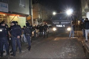 Siverek'te, yolu kapatarak elektrik kesintilerini protesto ettiler