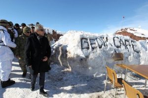 Hakkari Valisinden eksi 35 derecede n&ouml;bet tutan askerlere ziyaret
