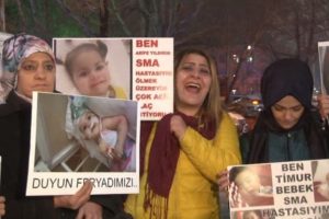 SMA hastası &ccedil;ocukların annelerinden Ankara'da eylem