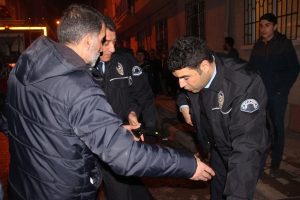 Kahraman polis canını hi&ccedil;e sayarak alevlerin arasına daldı