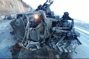 Seyir halindeki TIR'dan trakt&ouml;r d&uuml;şt&uuml;