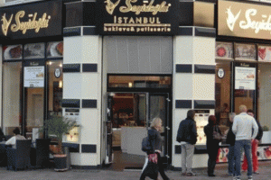 &Uuml;nl&uuml; tatlıcının sahiplerine FET&Ouml; davası