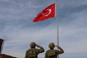 Ak&ccedil;akale'nin Suriye sınırına yeni dev bayrak