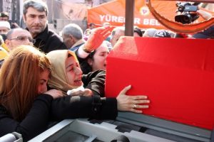 Şehit eşi ve annesinin feryadı y&uuml;rek dağladı