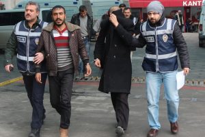 G&uuml;venlik kamerasını da &ccedil;aldılar, yine de yakalandılar