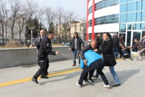Aileler adliye &ouml;n&uuml;nde birbirine girdi: 6 yaralı