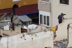 &Uuml;zerine bastıkları blokları balyozlarla kırdılar