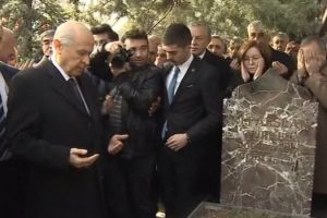 Bah&ccedil;eli, T&uuml;rkeş'in kabrini ziyaret etti