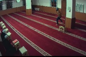 Camiden telefon hırsızlığı kamerada