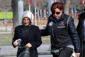 Dernek ablası adliyeye b&ouml;yle getirildi