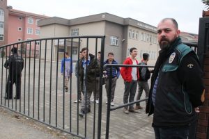 Bursa'da narkotik polisinden okul &ouml;nlerinde sıkı denetim