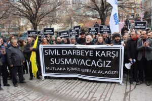 Eskişehir'de ihra&ccedil; edilen akademisyenler eylem yaptı