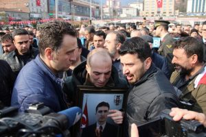 Karab&uuml;k şehidini uğurladı