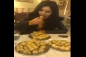 Bir oturuşta 2 kilo baklava yedi, sosyal medyayı salladı!