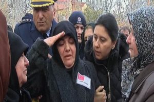 Şehit oğlunu asker selamıyla uğurladı