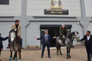 Uygur kardeşler ata bindi: Espriler havada u&ccedil;uştu